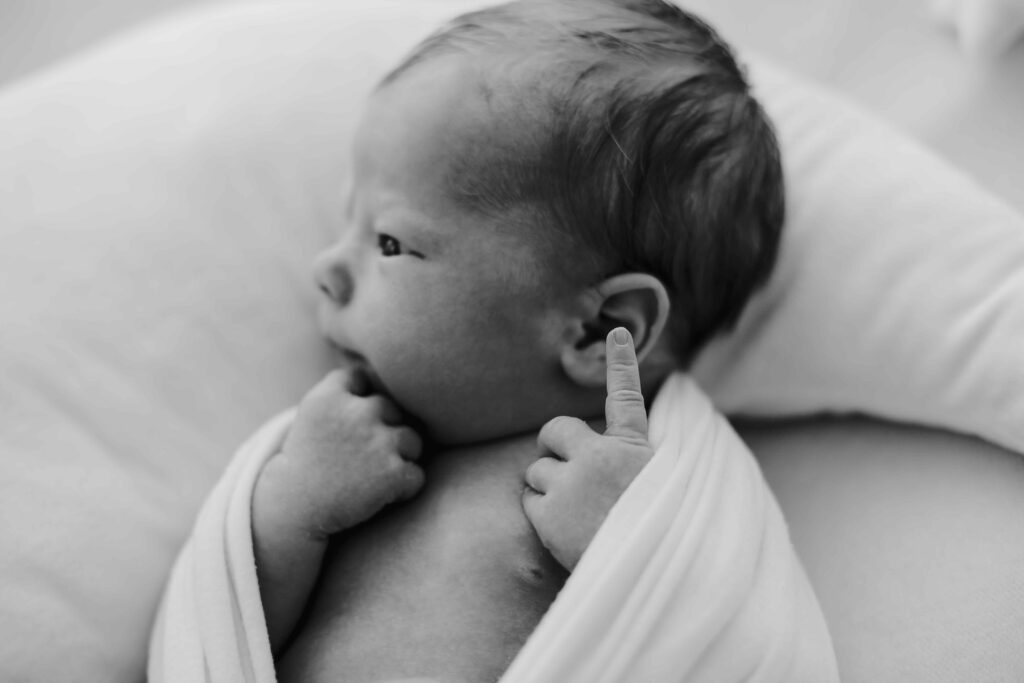 Neugeborenenshooting, Babyfotos, Familienfotos, Babybilder, Babyfotograf, minimalistisch, Monique Dirks Fotografie