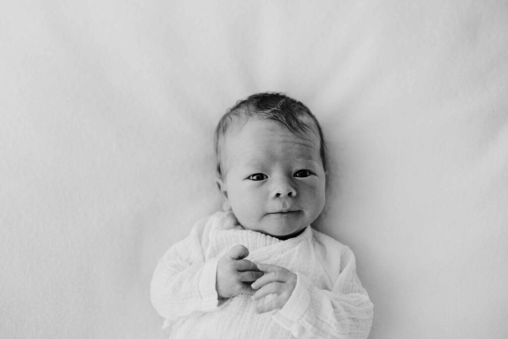 Neugeborenenshooting, Babyfotos, Familienfotos, Babybilder, Babyfotograf, minimalistisch, Monique Dirks Fotografie