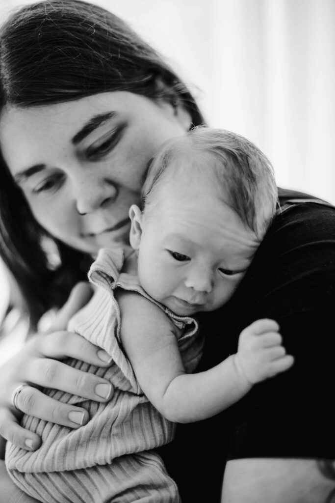 Neugeborenenshooting, Babyfotos, Familienfotos, Babybilder, Babyfotograf, minimalistisch, Monique Dirks Fotografie