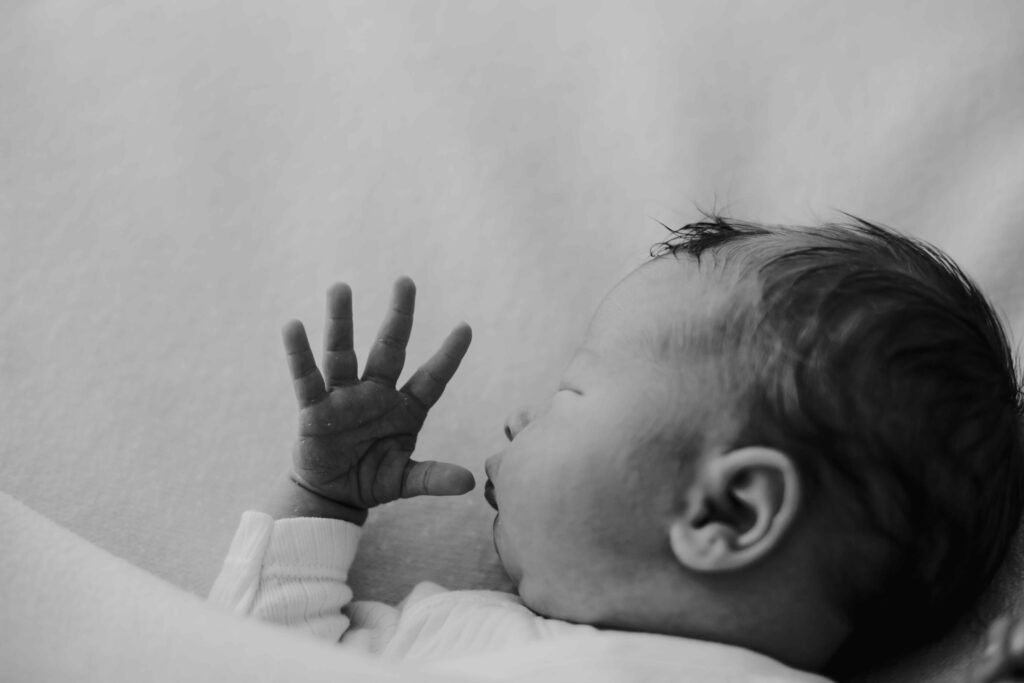 Neugeborenenshooting, Babyfotos, Familienfotos, Babybilder, Babyfotograf, minimalistisch, Monique Dirks Fotografie