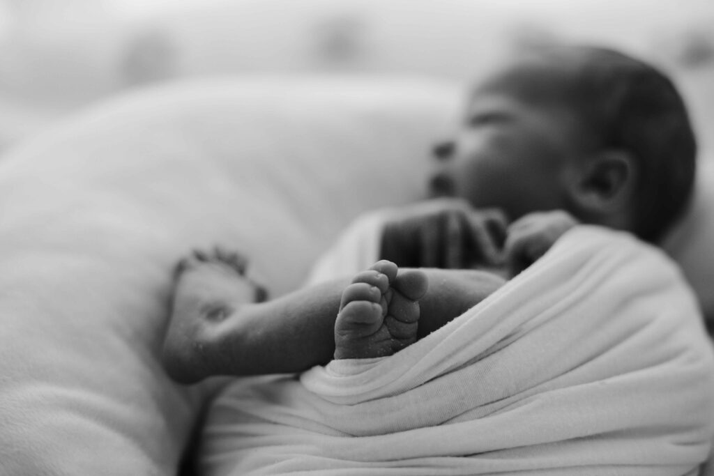 Neugeborenenshooting, Babyfotos, Familienfotos, Babybilder, Babyfotograf, minimalistisch, Monique Dirks Fotografie